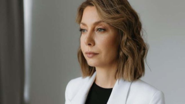 woman-profetional-suit